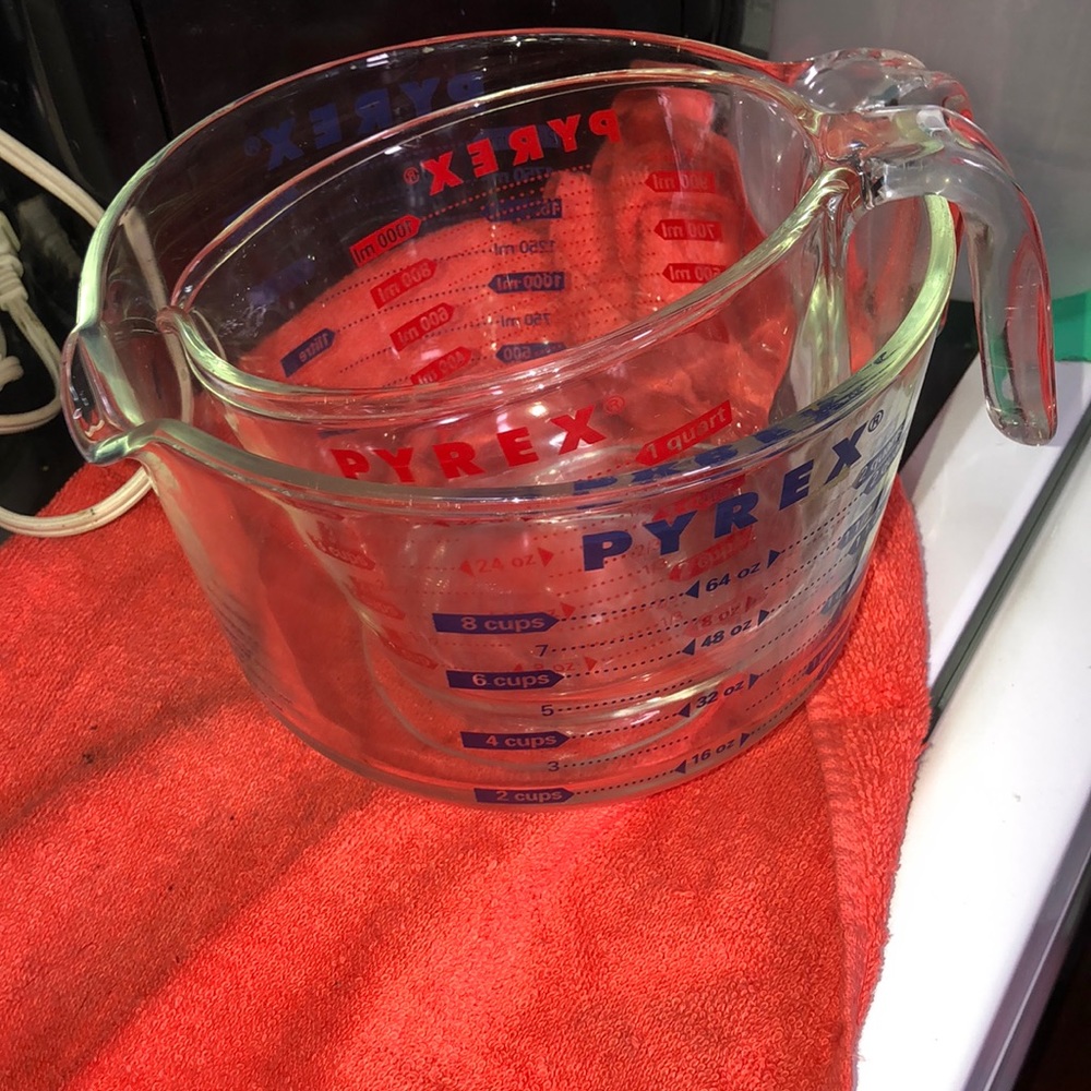 8 and 4 cup Pyrex measuring cups